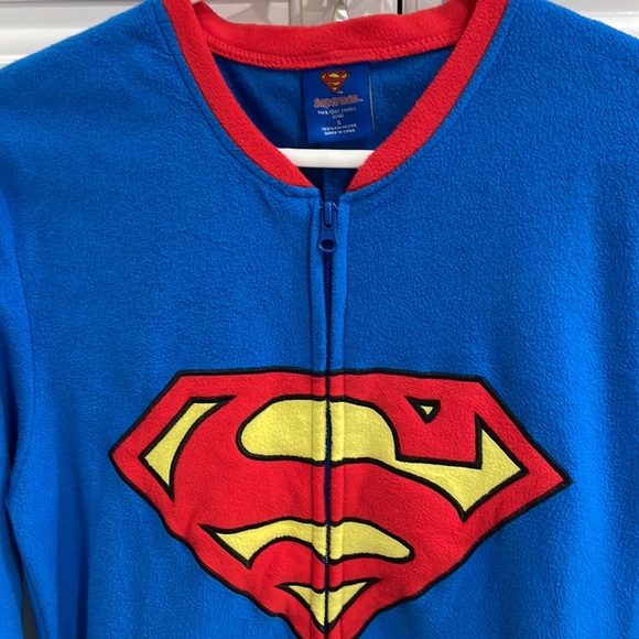 SUPER MAN onesie- unisex NBW NEW..perfect condition.. with detachable full cape. - Picture 2 of 7